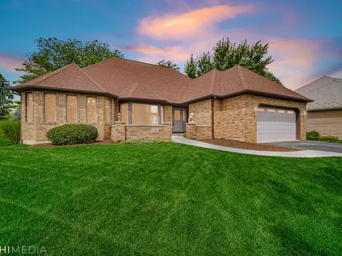 195 Hawkins Cir, Wheaton, IL 60189