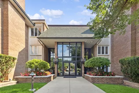 3 Oak Brook Club Dr #E301, Oak Brook, IL 60523