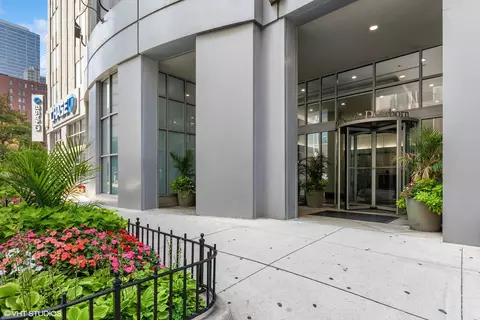 600 N Dearborn St #1004, Chicago, IL 60610