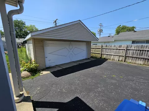765 E Lincoln Ave, Des Plaines, IL 60018 photo 2