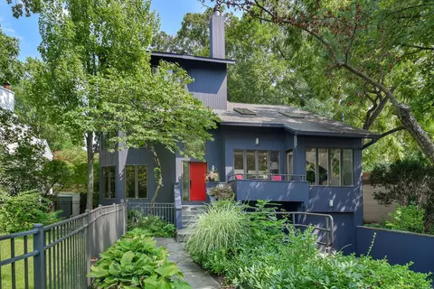 650 Essex Rd, Glen Ellyn, IL 60137