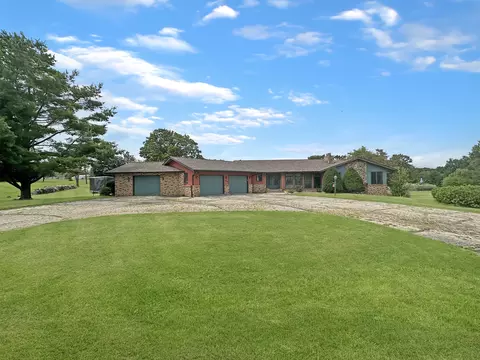 7268 Vista Dr, Stillman Valley, IL 61084