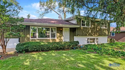 320 N Richmond Ave, Westmont, IL 60559
