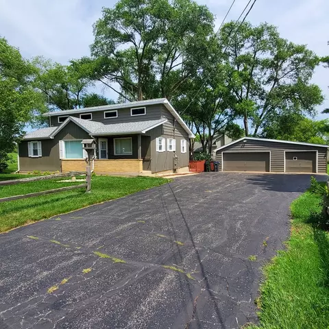 2215 N Adelphi Ave, Waukegan, IL 60087