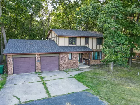 638 Mary Ln, Saint Anne, IL 60964