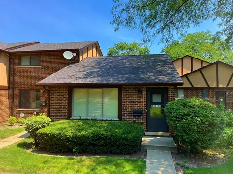 1 S159 Ingersoll Ln, Villa Park, IL 60181