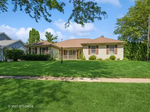 1241 Prairie Dr, Algonquin, IL 60102