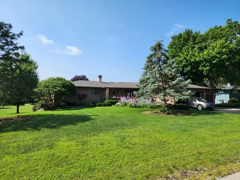 3705 W Saint Paul Ave, Mchenry, IL 60050