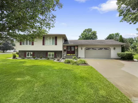 601 N Ash St, Crescent City, IL 60928