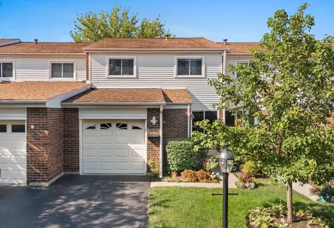126 W Wimbolton Dr #T27, Mount Prospect, IL 60056