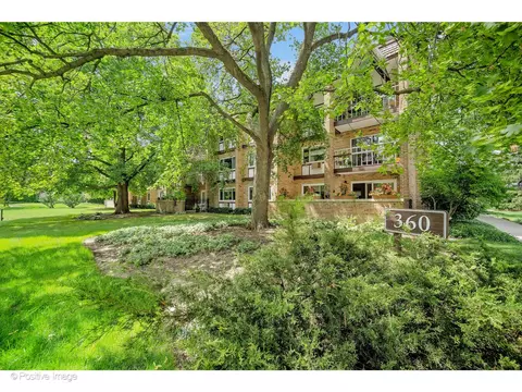 360 Claymoor St #2B, Hinsdale, IL 60521