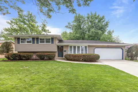 2006 Robert St, Aurora, IL 60506