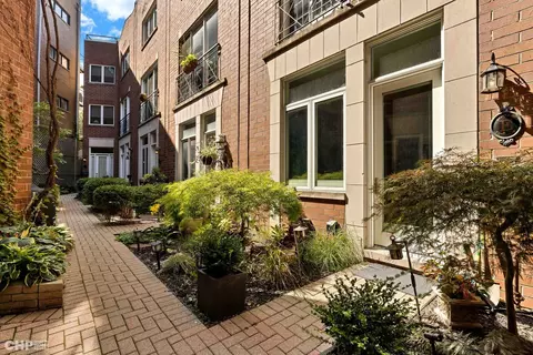 917 W Roscoe St #E, Chicago, IL 60657
