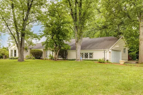 21 Lancaster Ln, Lincolnshire, IL 60069