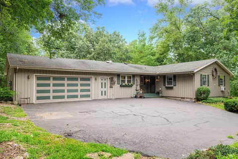 108 Maple Ln, Dixon, IL 61021