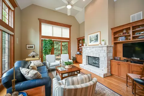 2031 Mackenzie Pl, Wheaton, IL 60187 photo 2