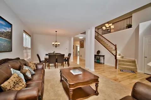 2064 Amelia Ln, Hoffman Estates, IL 60192 photo 6