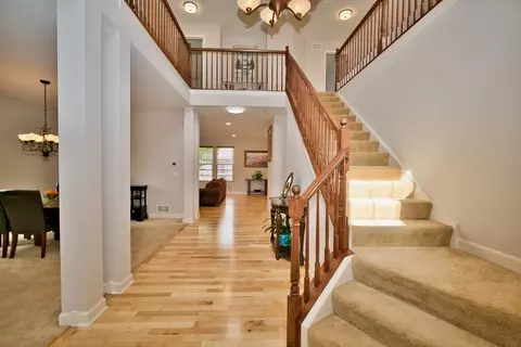 2064 Amelia Ln, Hoffman Estates, IL 60192 photo 3
