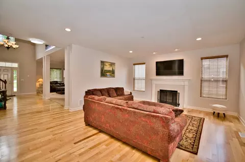 2064 Amelia Ln, Hoffman Estates, IL 60192 photo 12