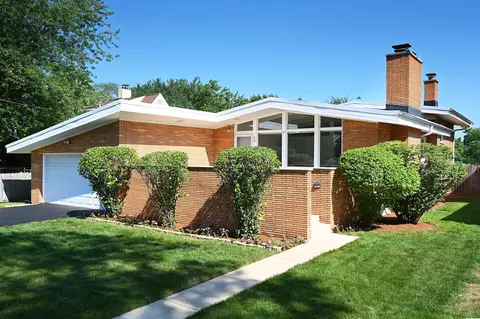 56 Golf Ave, Clarendon Hills, IL 60514