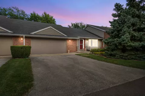 3032 Fairway Oaks Dr #5, Dekalb, IL 60115