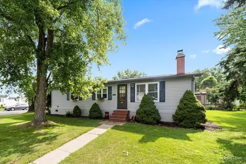 122 Maple Ln, Sandwich, IL 60548