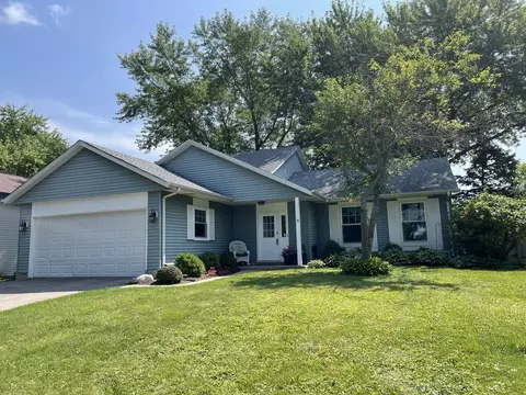 575 Lochwood Dr, Crystal Lake, IL 60012