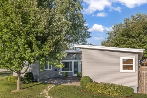 5 S Main St, South Elgin, IL 60177