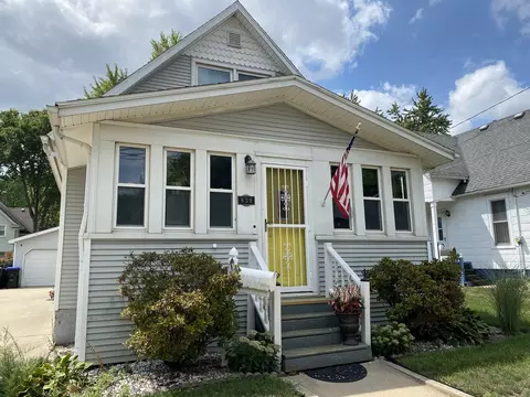 830 W Oakland Ave, Bloomington, IL 61701