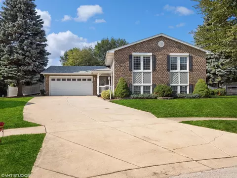 1046 Memphis Cir, Elk Grove Village, IL 60007