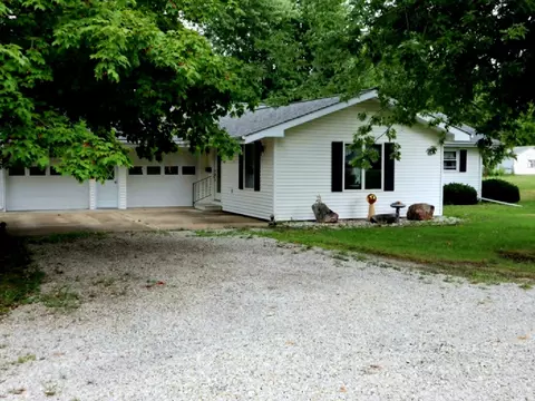 409 N Hazel St, Oakland, IL 61943