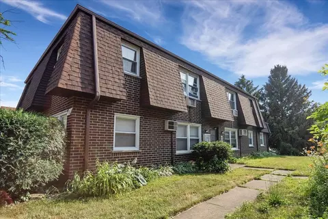 11 S Whispering Hills Dr, Naperville, IL 60540