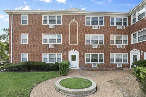 4853 Dobson St #302, Skokie, IL 60077