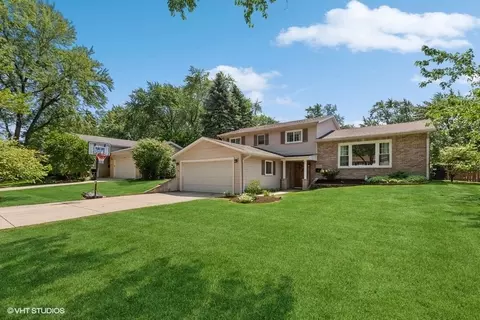 1098 Oxford Ln, Wheaton, IL 60189