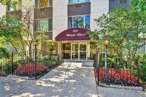 201 S Maple Ave #104, Oak Park, IL 60302