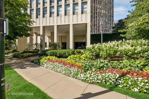 2626 N Lakeview Ave #2202, Chicago, IL 60614