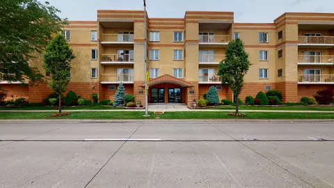 4700 N Harlem Ave #402, Harwood Heights, IL 60706