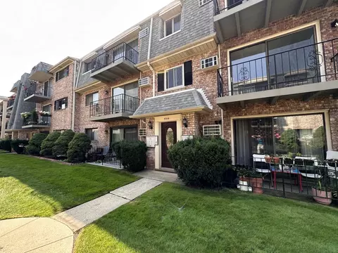 5319 N Delphia Ave #320, Chicago, IL 60656