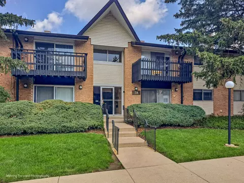 7 Kingery Quarter #102, Willowbrook, IL 60527