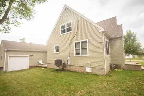 1524 W 3rd St, Dixon, IL 61021 photo 4