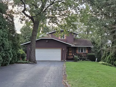 1105 Holiday Dr, Lake Holiday, IL 60552