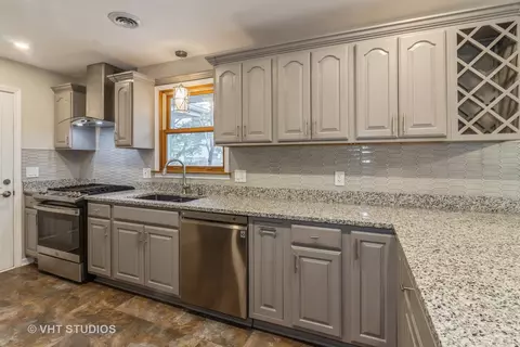 83 E Larkspur Ln, Bristol, IL 60512 photo 4