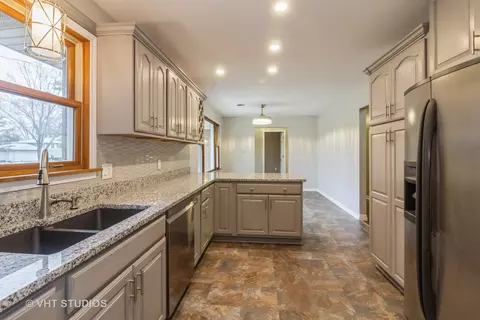 83 E Larkspur Ln, Bristol, IL 60512 photo 5