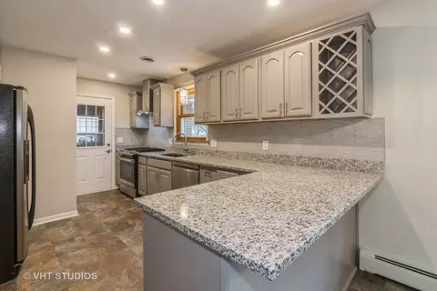 83 E Larkspur Ln, Bristol, IL 60512 photo 3
