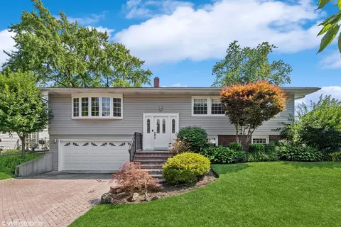 879 Beechwood Rd, Buffalo Grove, IL 60089