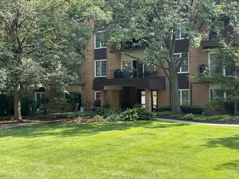 445 N Park Blvd #3C, Glen Ellyn, IL 60137