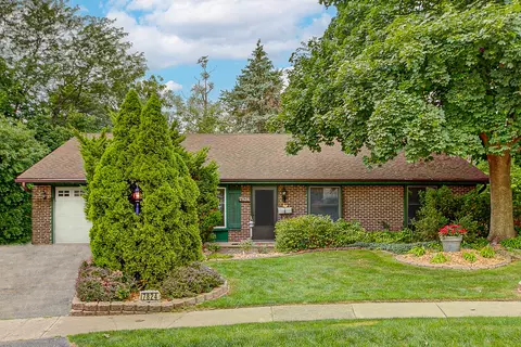 7824 Pebblebrook Cir, Hanover Park, IL 60133