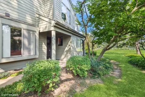 733 Woodbridge Ct #833, Lake Barrington, IL 60010
