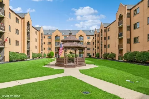7400 W Lawrence Ave #430, Harwood Heights, IL 60706