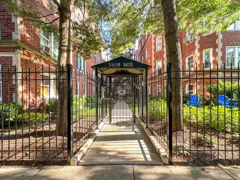 1411 W Farwell Ave #M3, Chicago, IL 60626